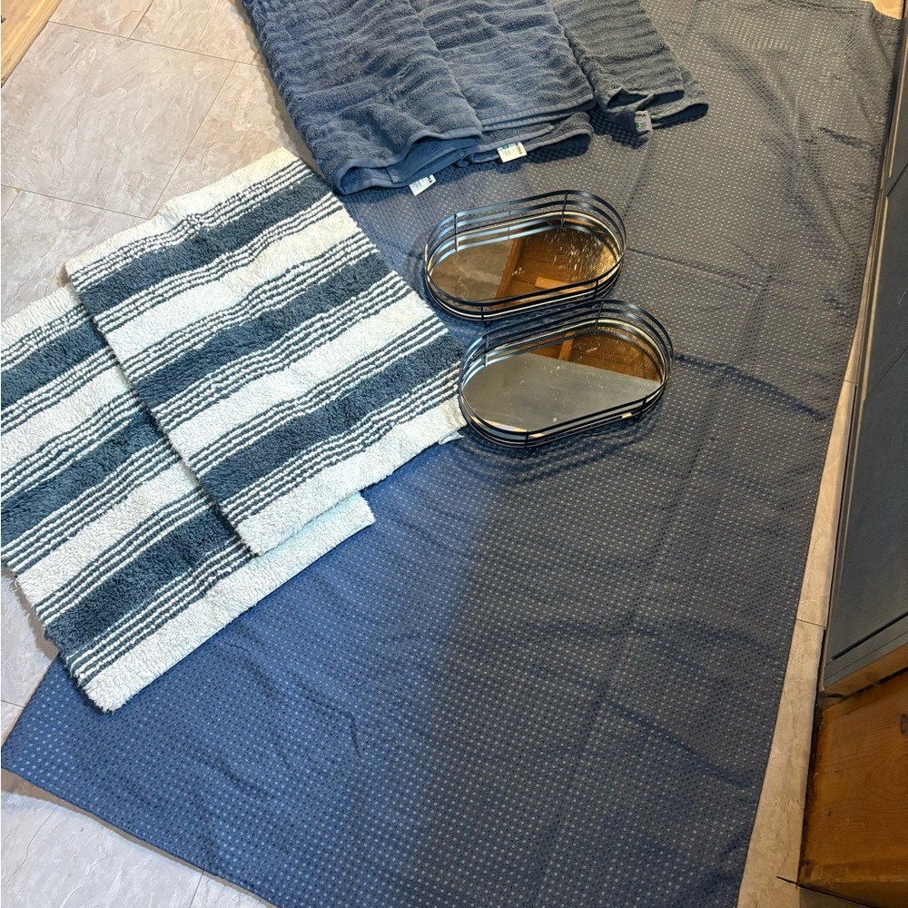 Bathroom accessories lot